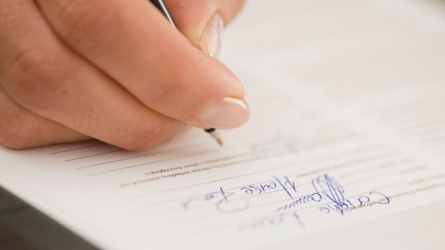 Männliche Hand bei Unterschrift Männliche Hand bei Unterschrift auf Formular